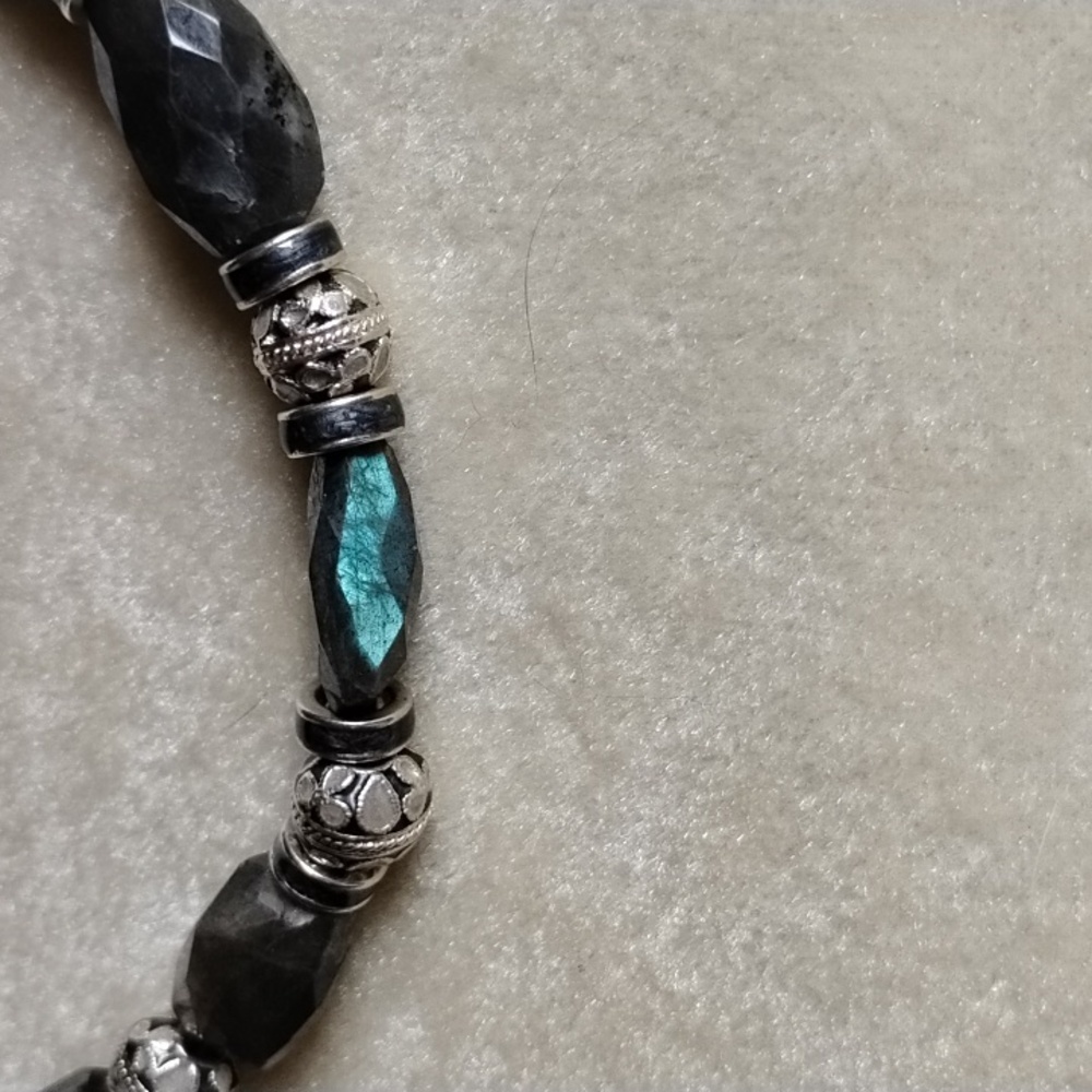 HAND CRAFTED LABRADORITE AND ENAMEL BEADS BRACELET - Picture 4 of 7